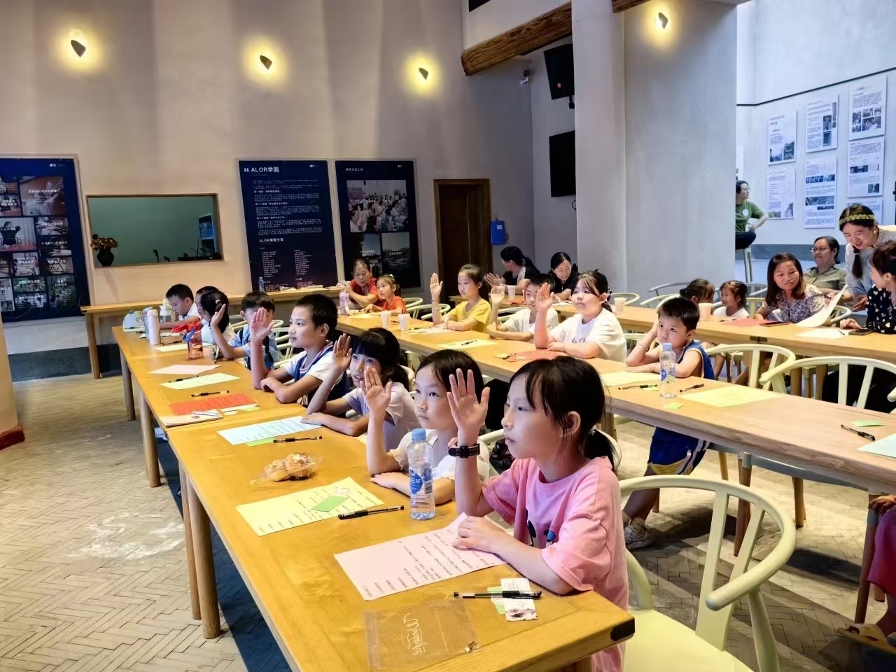 江西吉安钓源古村公益课堂中孩子们举手互动的全景