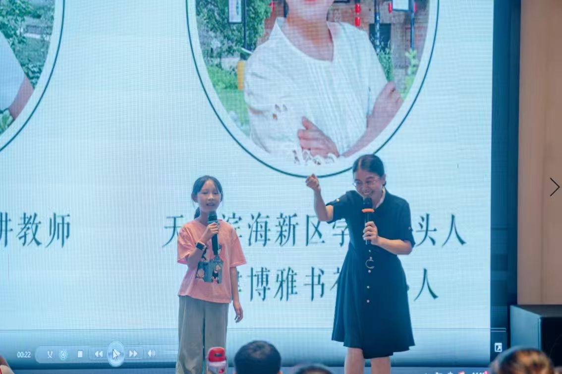 蒙慧老师在公益课堂中与孩子互动